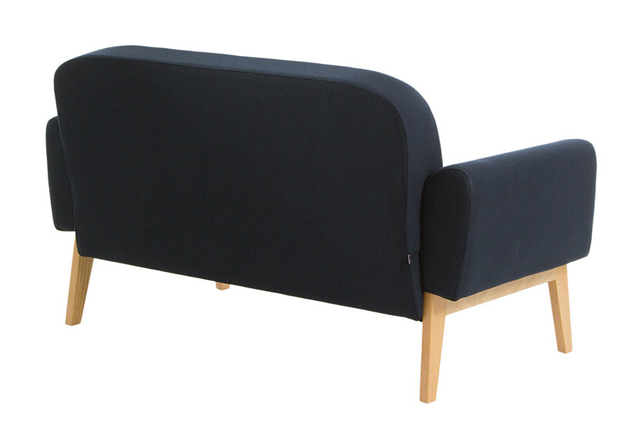 sofa confortavel 2 lugares agnes natural e tecido azul visto de tras em fundo infinito
