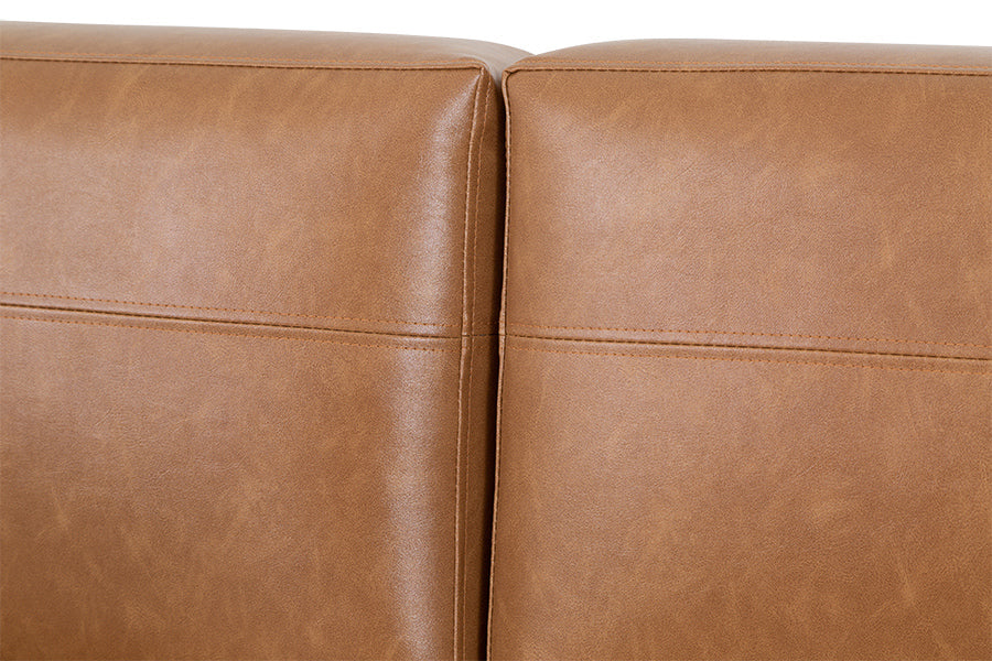 foto do sofa couro 3 lugares louise na cor caramelo focando no acabamento do tecido