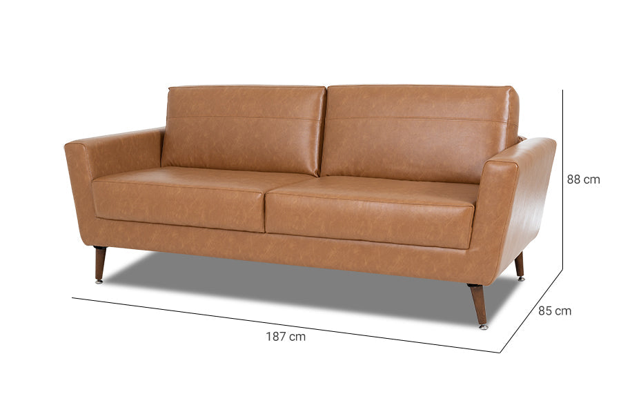 foto do sofa para sala pequena 3 lugares louise na cor caramelo em fundo branco vista na diagonal com medidas escritas na imagem