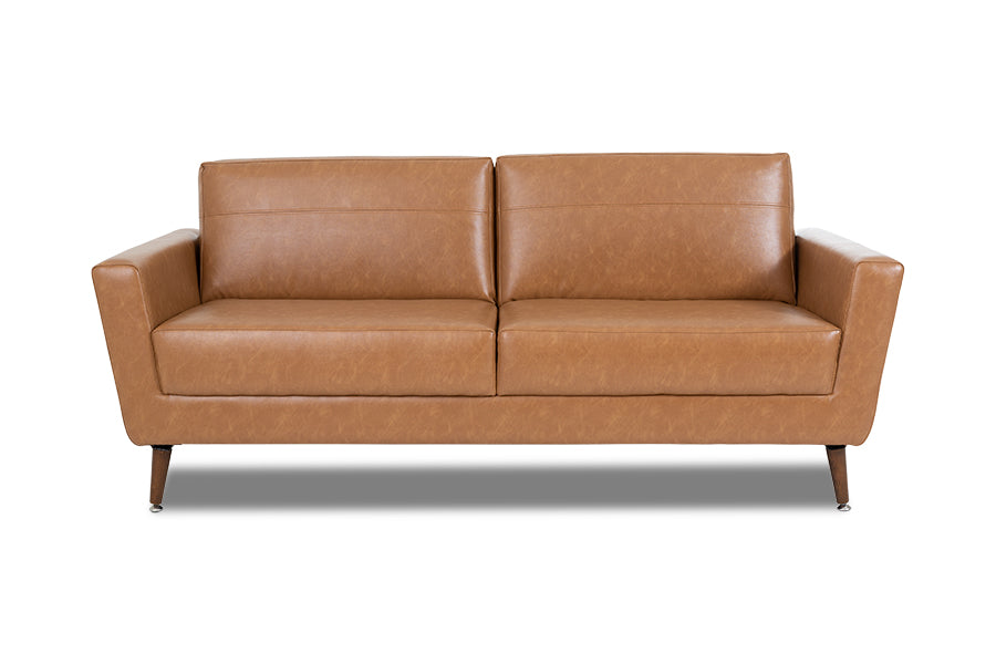 foto do sofa confortavel 3 lugares louise na cor caramelo em fundo branco vista de frente