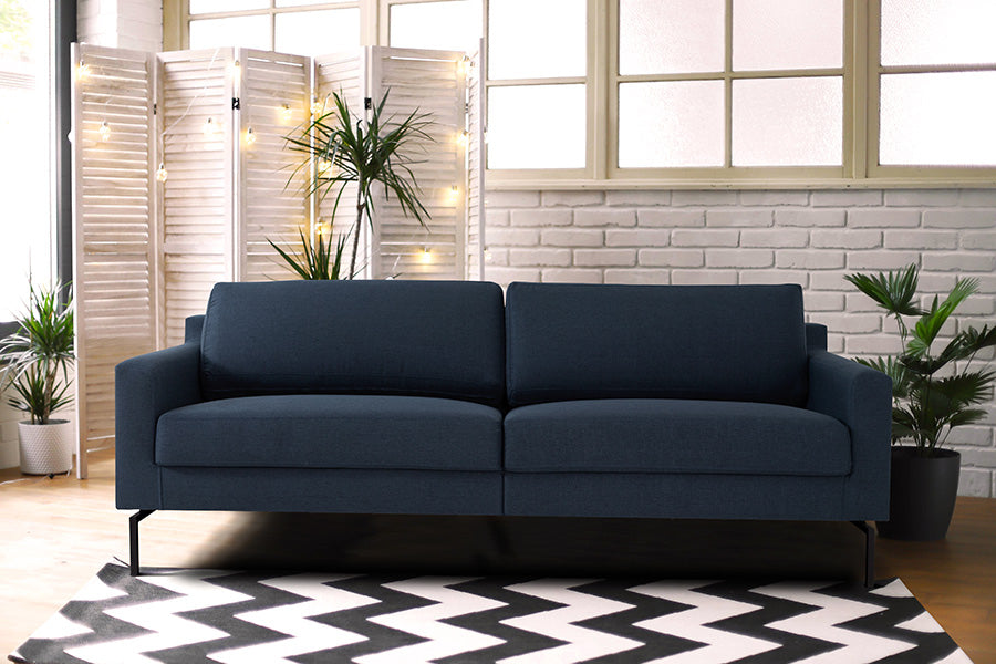 sofa moderno 3 lugares berlin azul em sala de estar