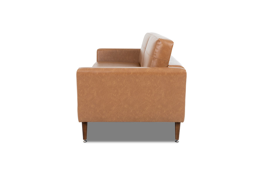 foto do sofa de couro 3 lugares louise na cor caramelo em fundo branco vista de lado