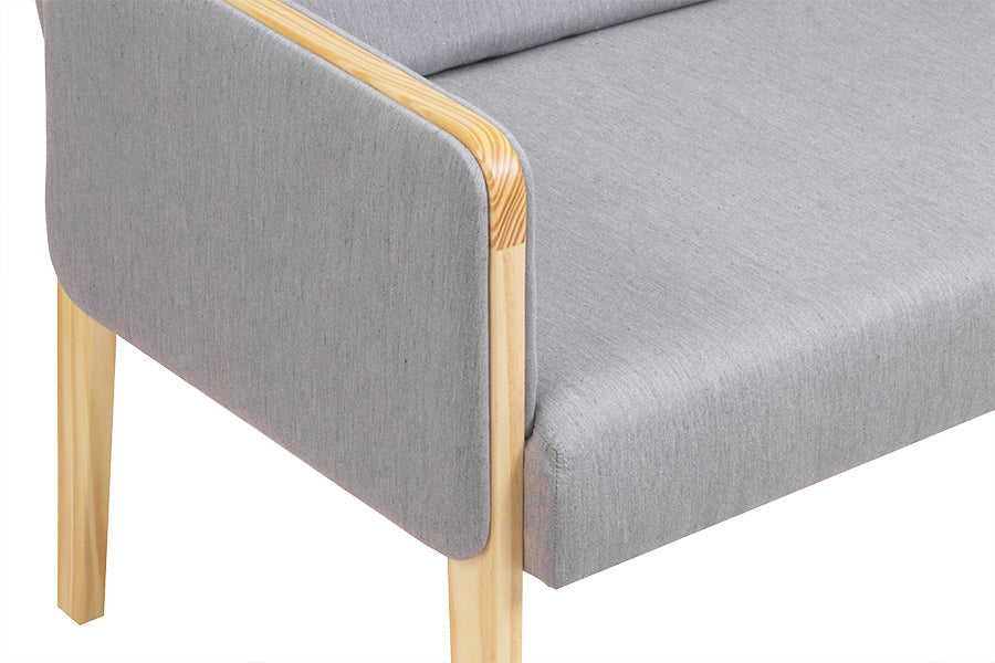sofa namoradeira 2 lugares arpoador natural tecido cinza claro focando no braco e assento