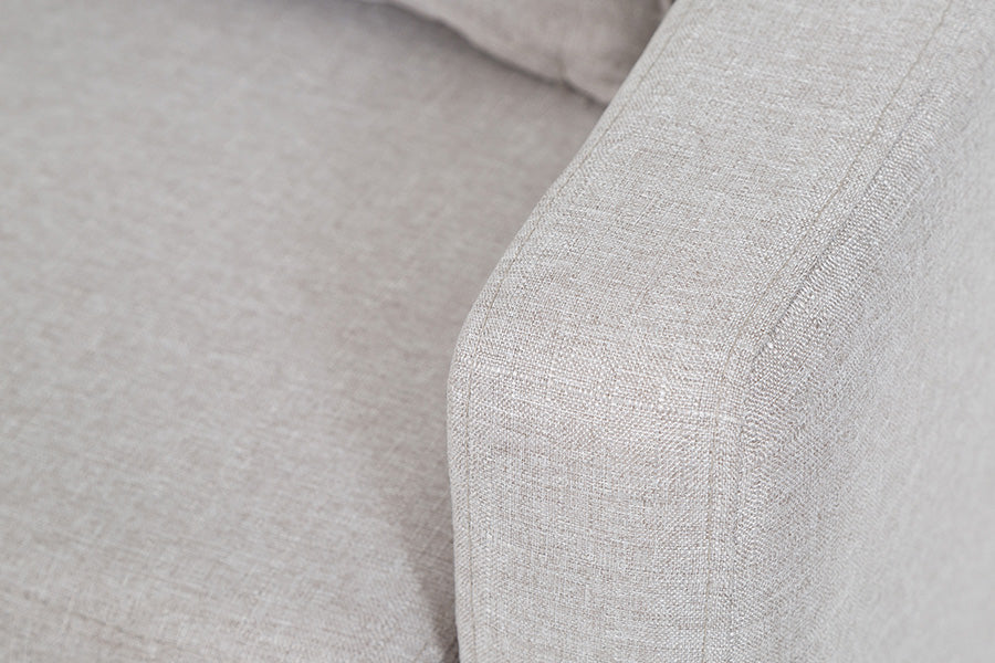 sofa para quarto 3 lugares malta cinza claro focando no tecido