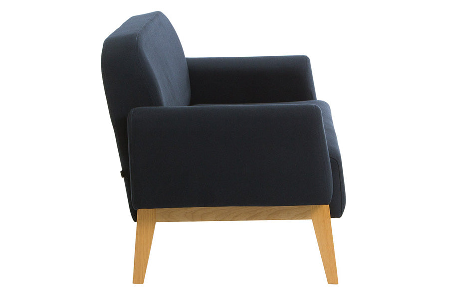 sofa pequeno 2 lugares agnes natural e tecido azul visto de lado em fundo infinito