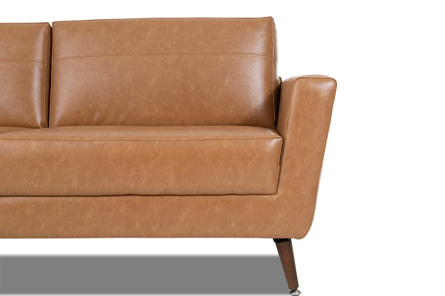 foto do sofá de 3 lugares louise na cor caramelo em fundo branco focando no acabamento do tecido