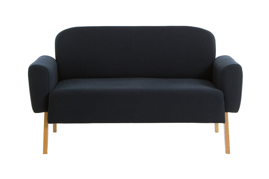 sofa verde 2 lugares agnes natural e tecido azul visto de frente em fundo infinito