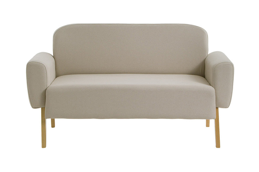 sofa 2 lugares agnes natural e tecido cru visto de frente em fundo infinito