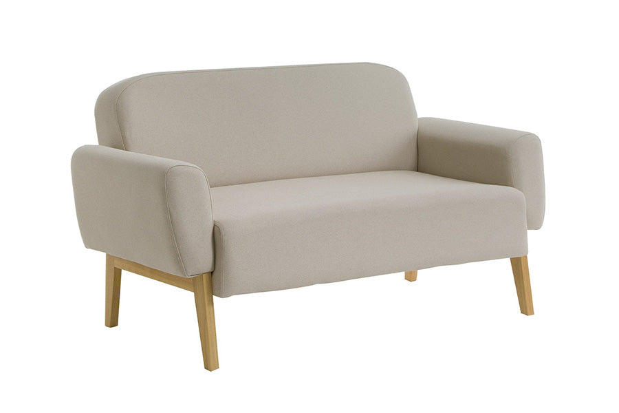 sofa 2 lugares agnes natural e tecido cru visto na diagonal em fundo infinito
