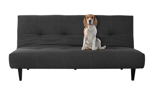 sofa 3 lugares denver tecido para pet grafite com cachorro em cima visto de frente