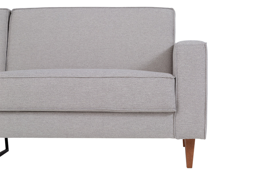 sofa 3 lugares nairobi cinza claro em fundo infinito focando nos detalhes