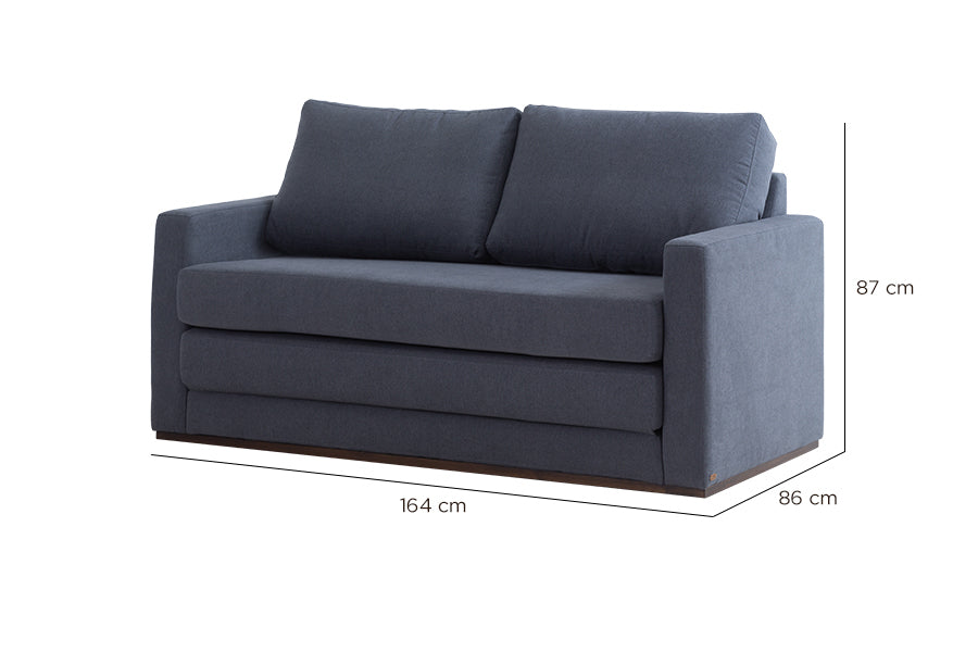 sofa cama vira grafite fechado como sofá visto na diagonal com medidas descritas na imagem