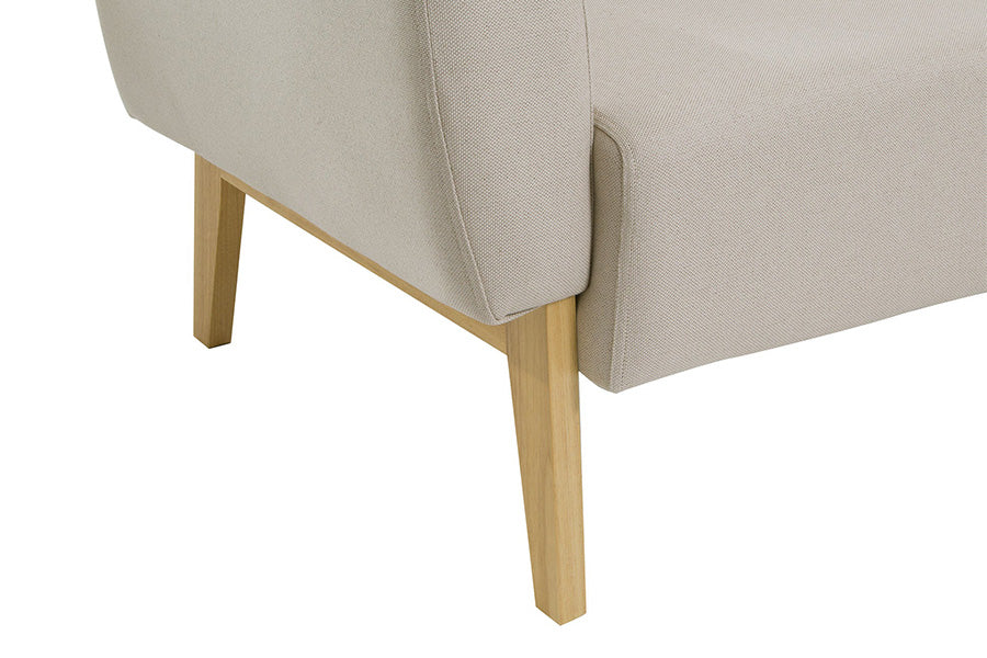 sofa de dois lugares agnes natural e tecido cru focando nos pes