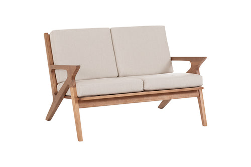 sofa de madeira 2 lugares tris amendoa e tecido cru em fundo infinito visto na diagonal