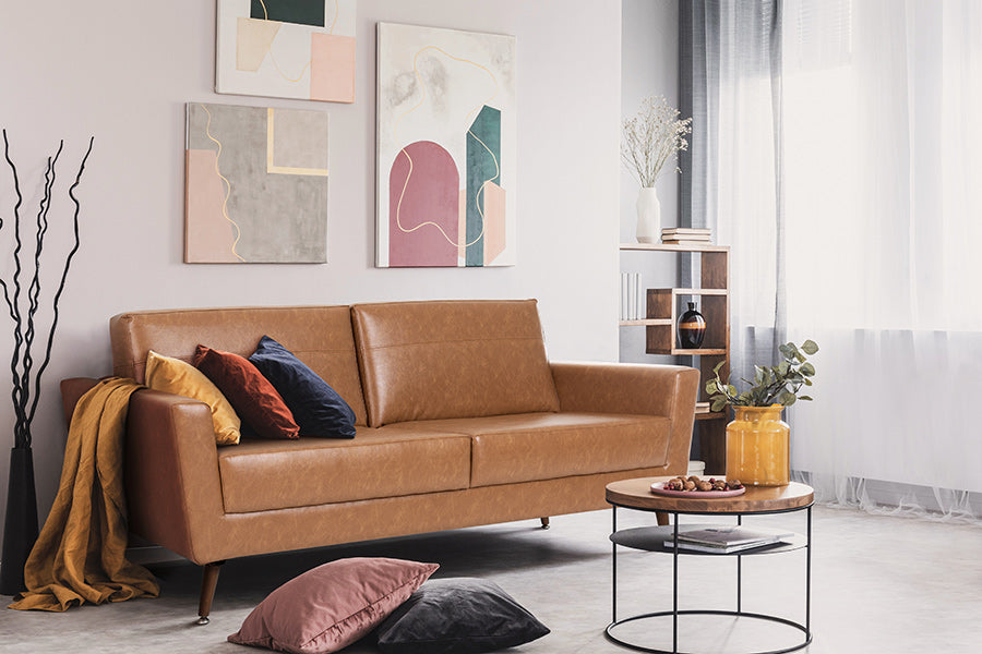 foto ambientada do sofa 3 lugares louise na cor caramelo em sala de estar