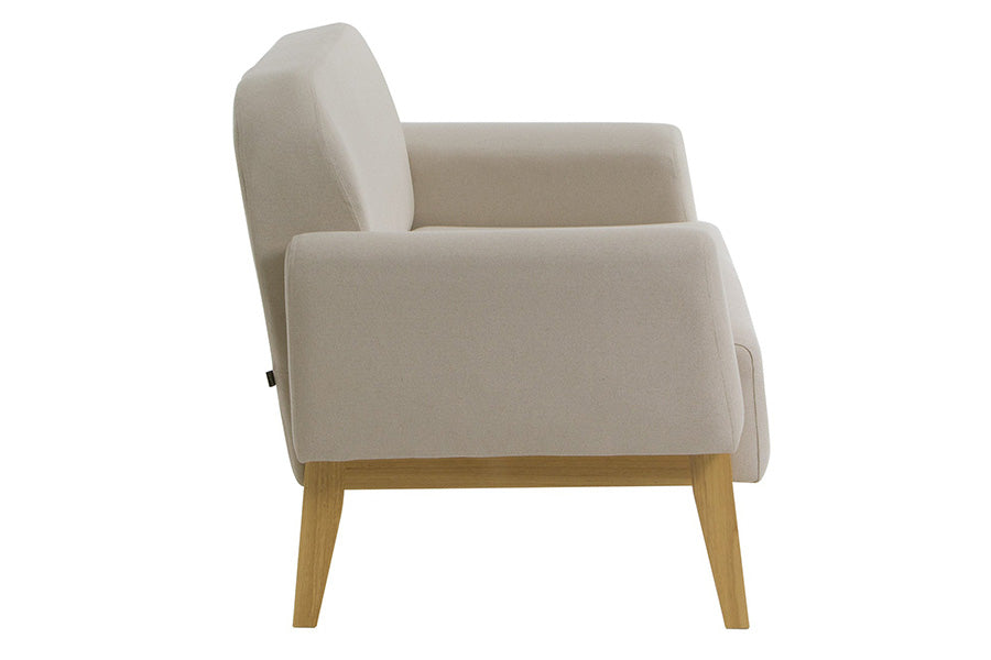 sofa pequeno 2 lugares agnes natural e tecido cru visto de lado em fundo infinito